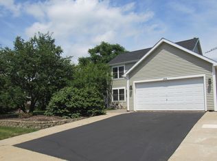 948 Hilltop Ln, Genoa City, WI 53128