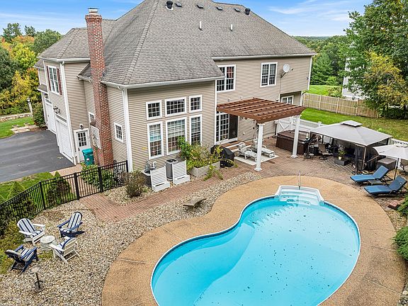 2nd image of 27 Dairy Dr