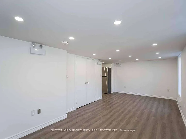92 12th St #6 — Photo 8