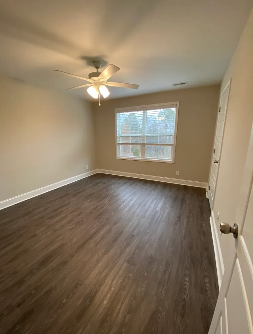 1031 Glenkirk Drive - C — Photo 4