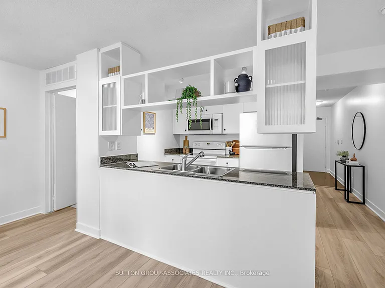 381 Front St W #611 — Photo 13