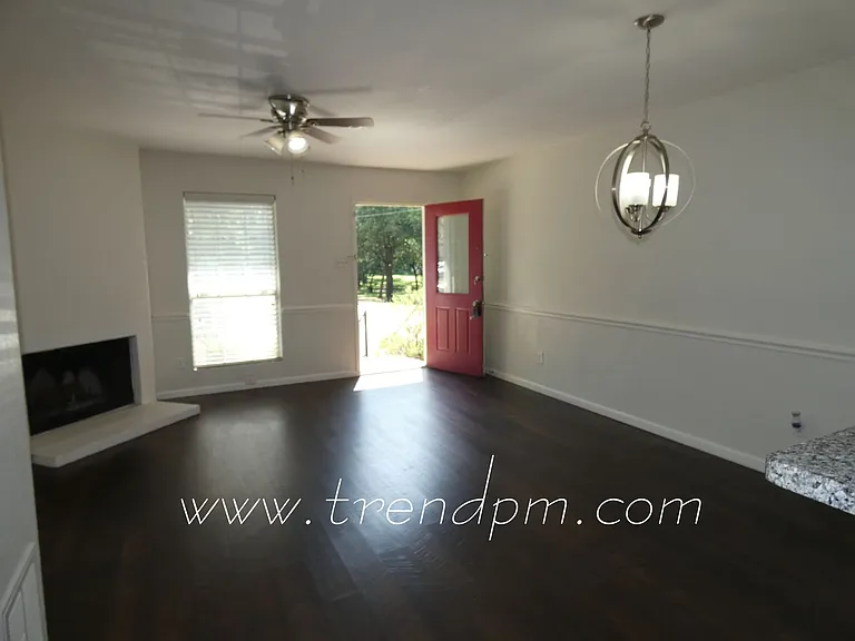 121 Surrey Ln — Photo 2