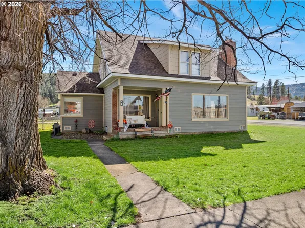 206 W 1st St, Wallowa, OR 97885