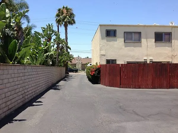 2346 Santa Ana Ave — Photo 5