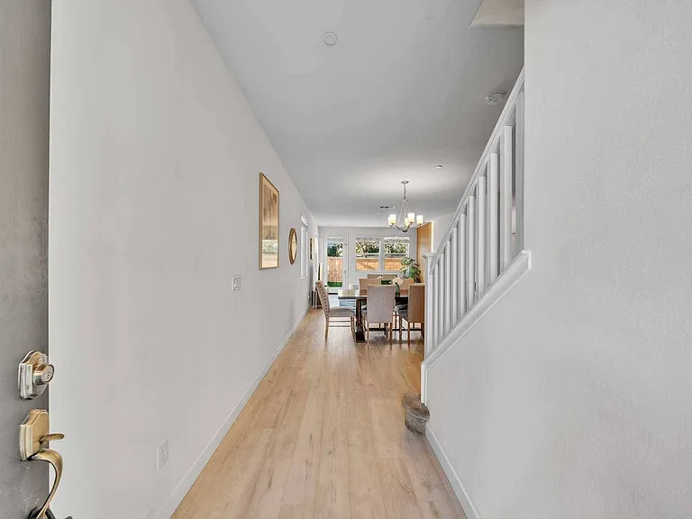 630 W Woodcrest St — Photo 8