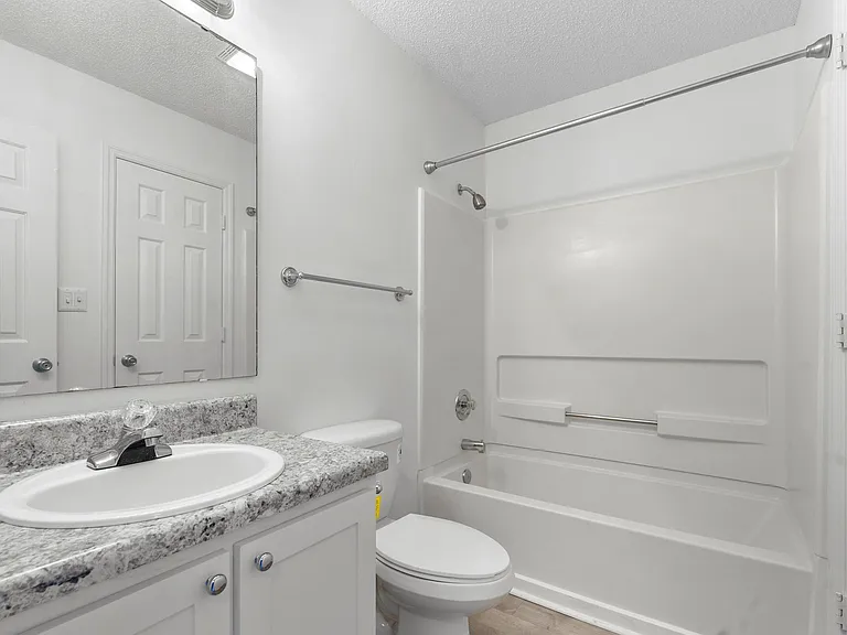 Skyside Landing Apartments — Photo 36