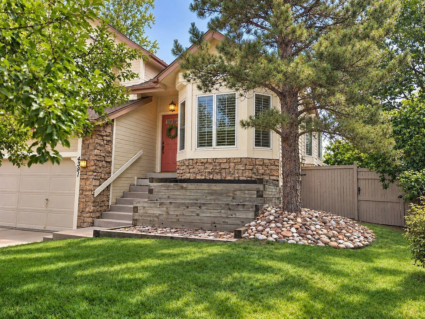 4 bed, 2.5 bath, 2027 sqft, $2,900 — Photo 2