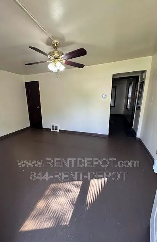 2 bed, 1.0 bath, 990 sqft, $795 — Photo 2