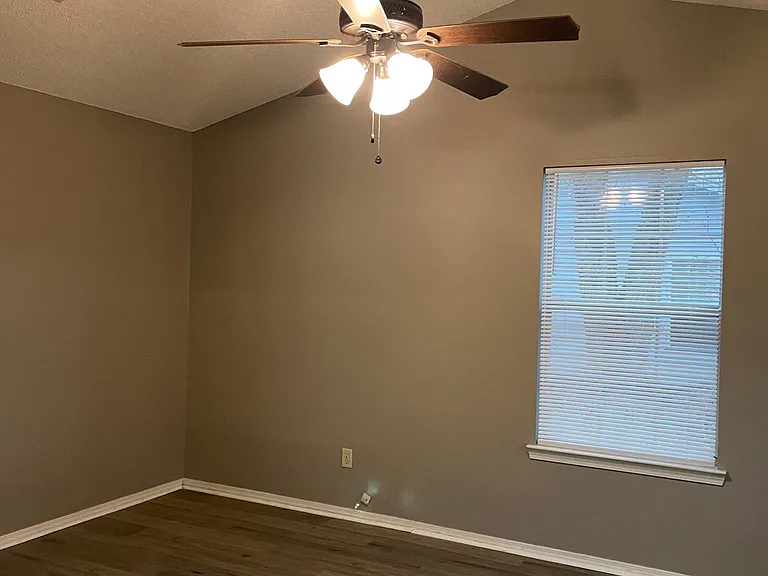 1029 Kelley Dr — Photo 4