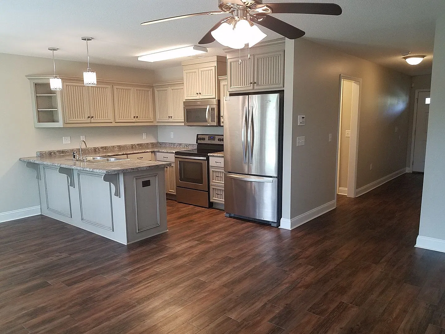 Your Dream Rental Home Awaits: Spacious 3BR/2.5BA in a Charming HOA Neighborhood! — Photo 4