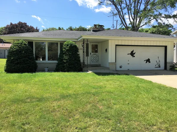 2385 S 93rd St, West Allis, WI 53227