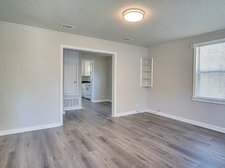 1016 W Maxwell St — Photo 3