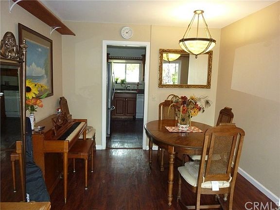 Dining room even has room for a piano!