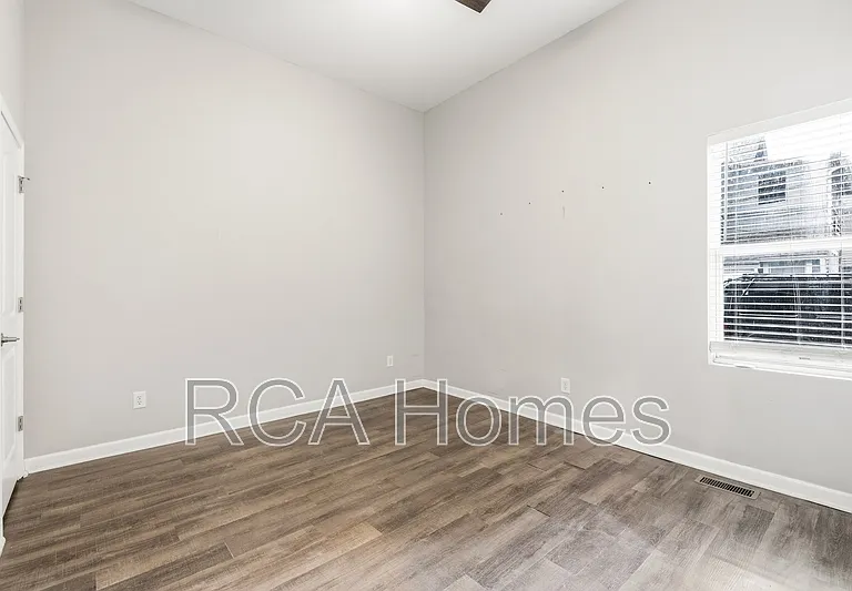 1452 Woodlawn Ave — Photo 6