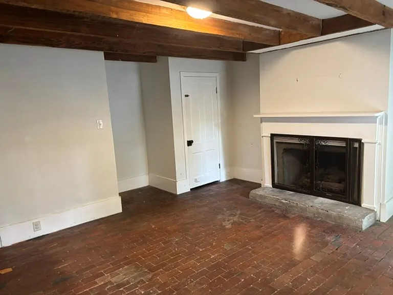 118 E Harris St — Photo 3