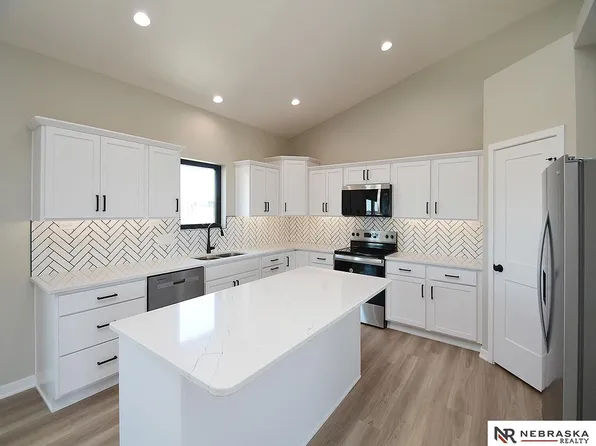 5949 SW 8th St, Lincoln, NE 68523