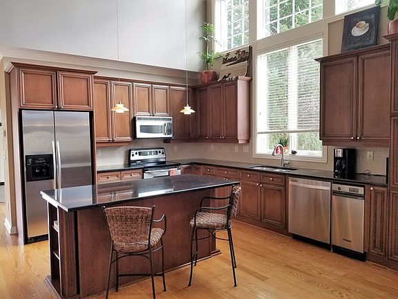 Spacious and bright kitchen