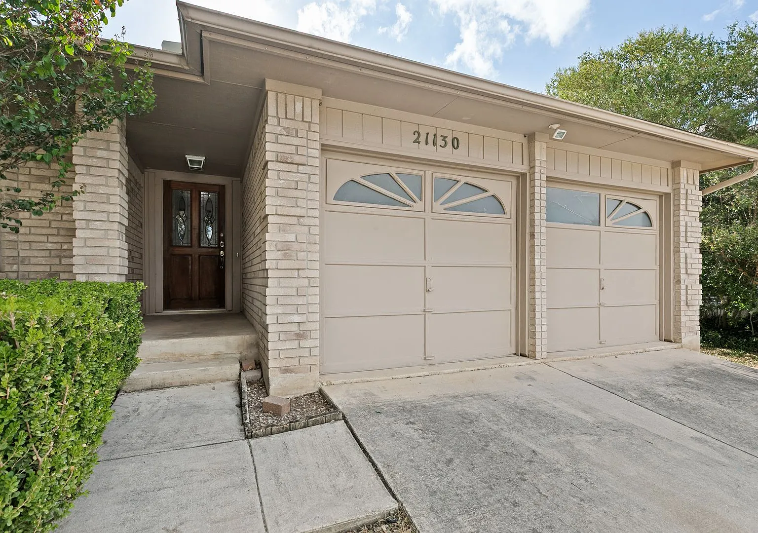 3-Bedroom Single Story Home In Encino Park — Photo 4