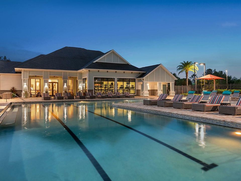 Luxe Lakewood Ranch - Resort Pool with Lap Lines