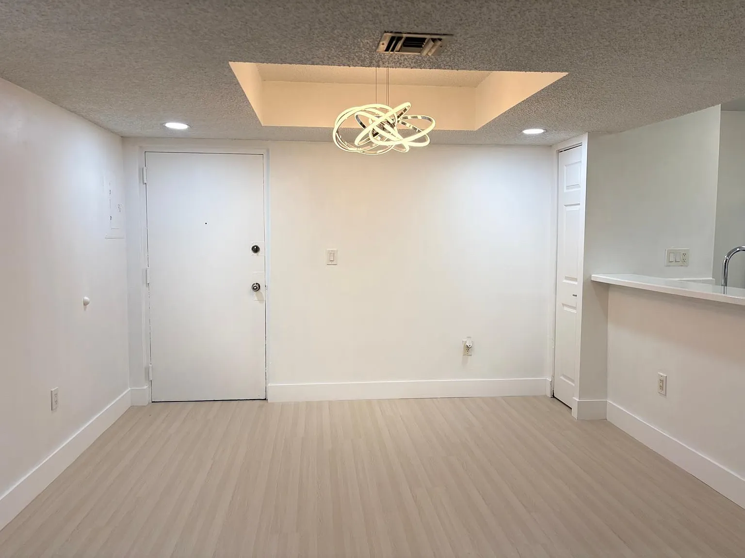 2 bed, 827 sqft, $2,300 — Photo 3