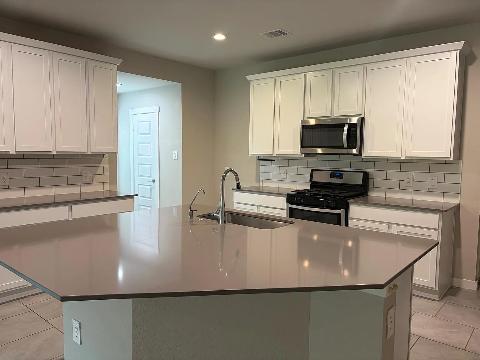 4 bed, 2.0 bath, 2040 sqft, $2,250 — Photo 4