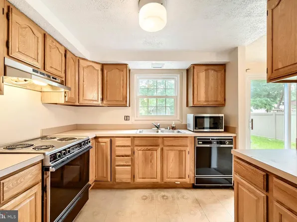 7997 Woodhall Dr, Glen Burnie, MD 21061