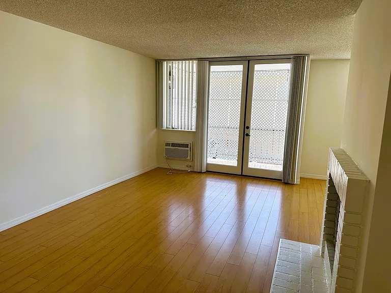 1536 S Saltair Ave #104 — Photo 8