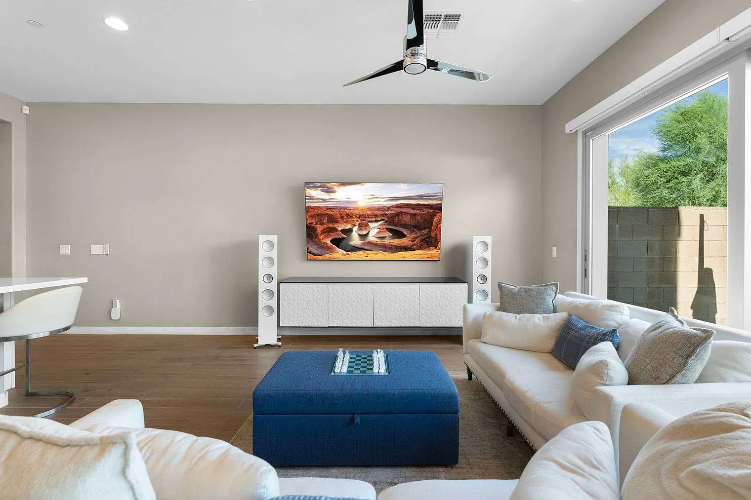 3 bed, 2.0 bath, 2400 sqft, $5,284 — Photo 4