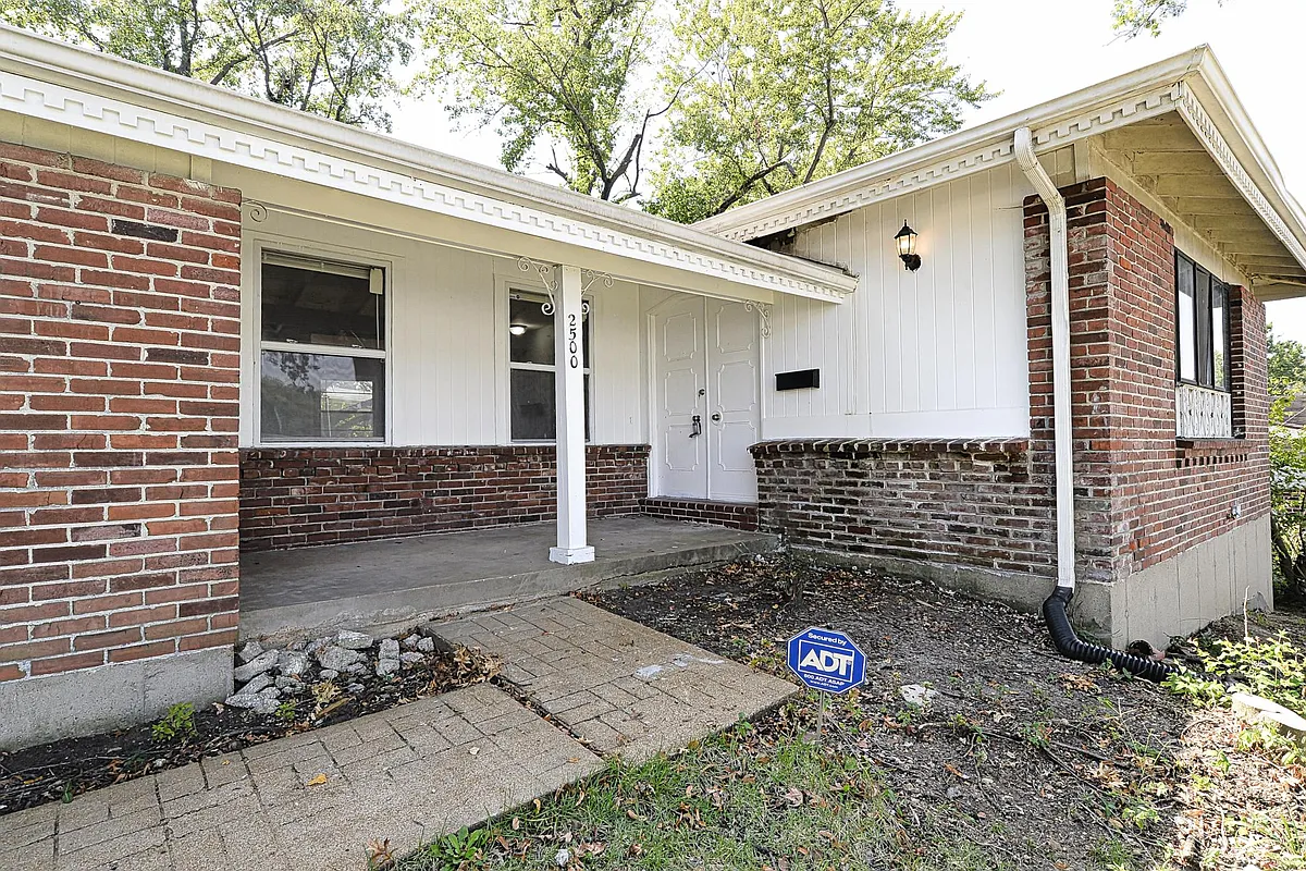 Building Photo - 2500 Pershall Rd