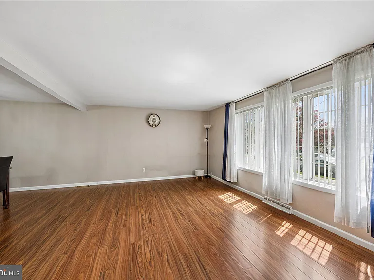 805 Selma St — Photo 10