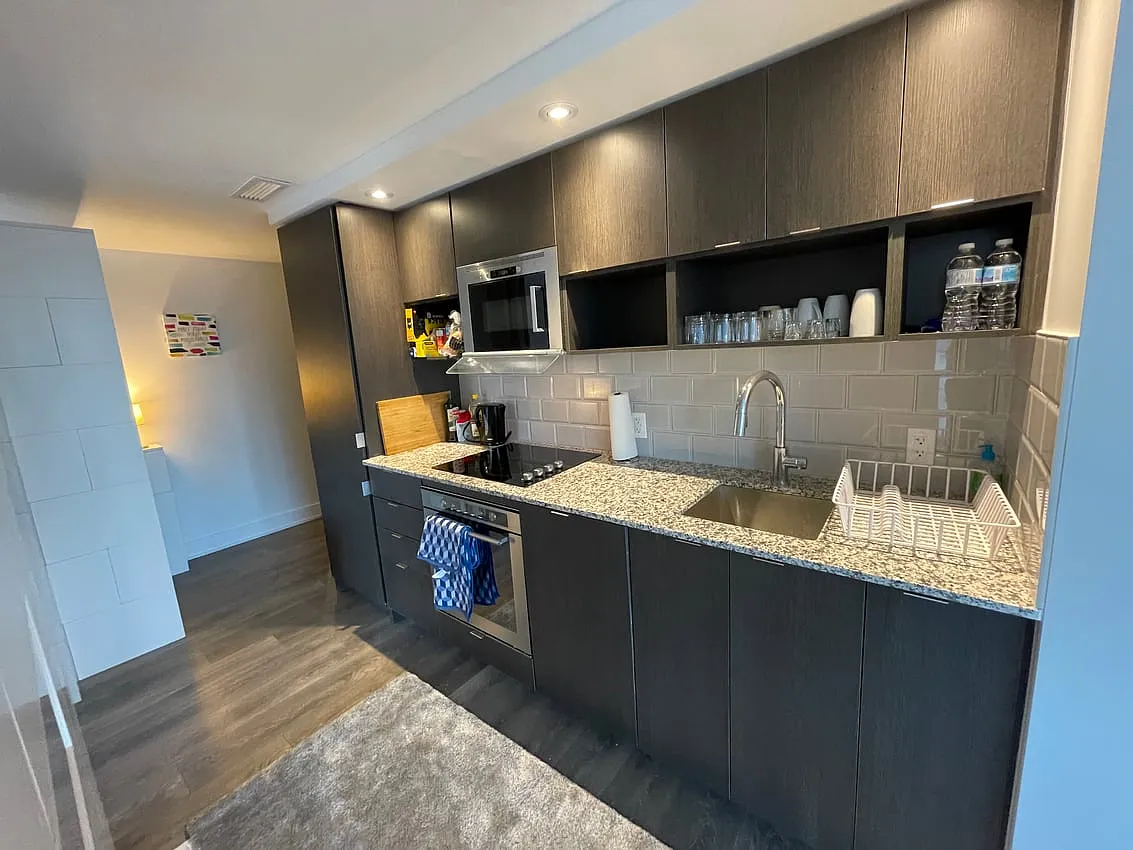 Flex Room with Balcony - McGill Street & Church Street — Photo 3