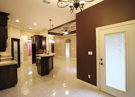 2nd image of 513 W El Cielo St