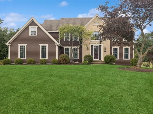 750 Old Westbury Rd, Crystal Lake, IL 60012