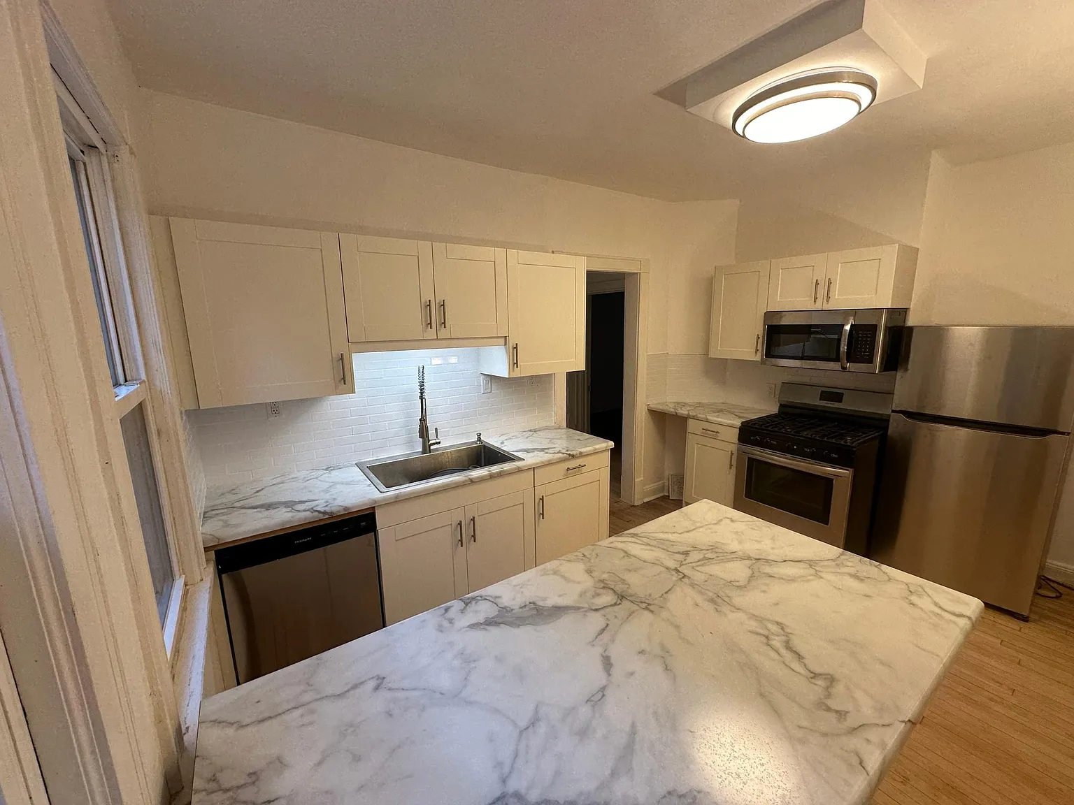 3 bed, 1300 sqft, $1,800 — Photo 1