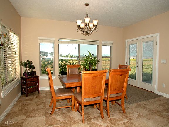 Spacious Dining, Open Plan