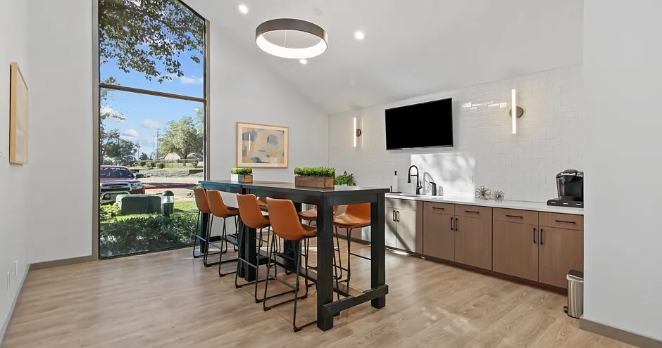 Hollytree Apartments — Photo 4