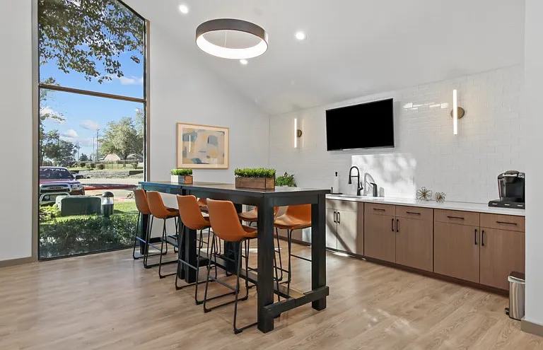Hollytree Apartments — Photo 4