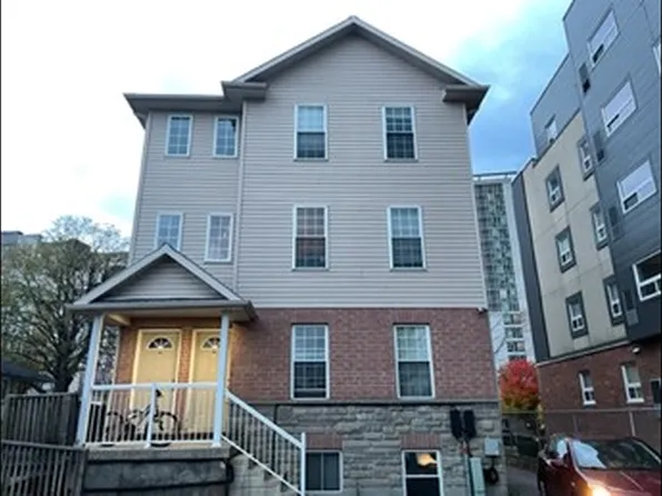 327 Spruce St Room 4, Waterloo, ON N2L 3M6