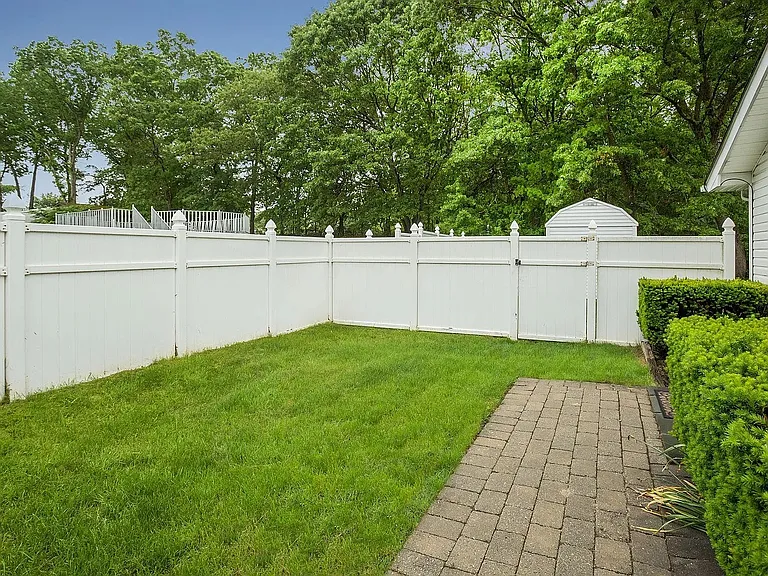 Wellsley Ln — Photo 3