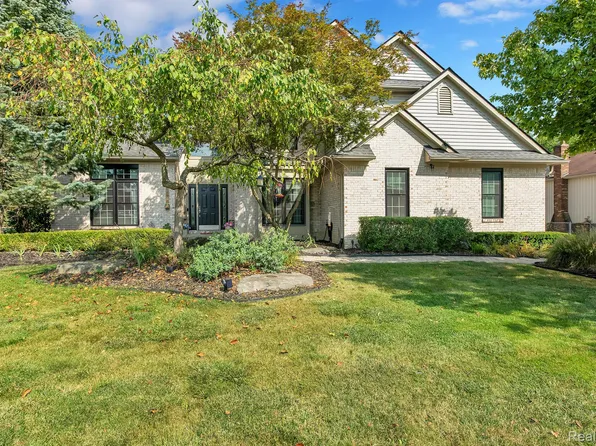 24392 Cote Dnel Dr, Farmington Hills, MI 48336