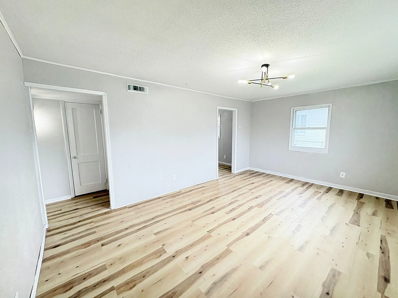 3 bed, 720 sqft, $1,350 — Photo 4