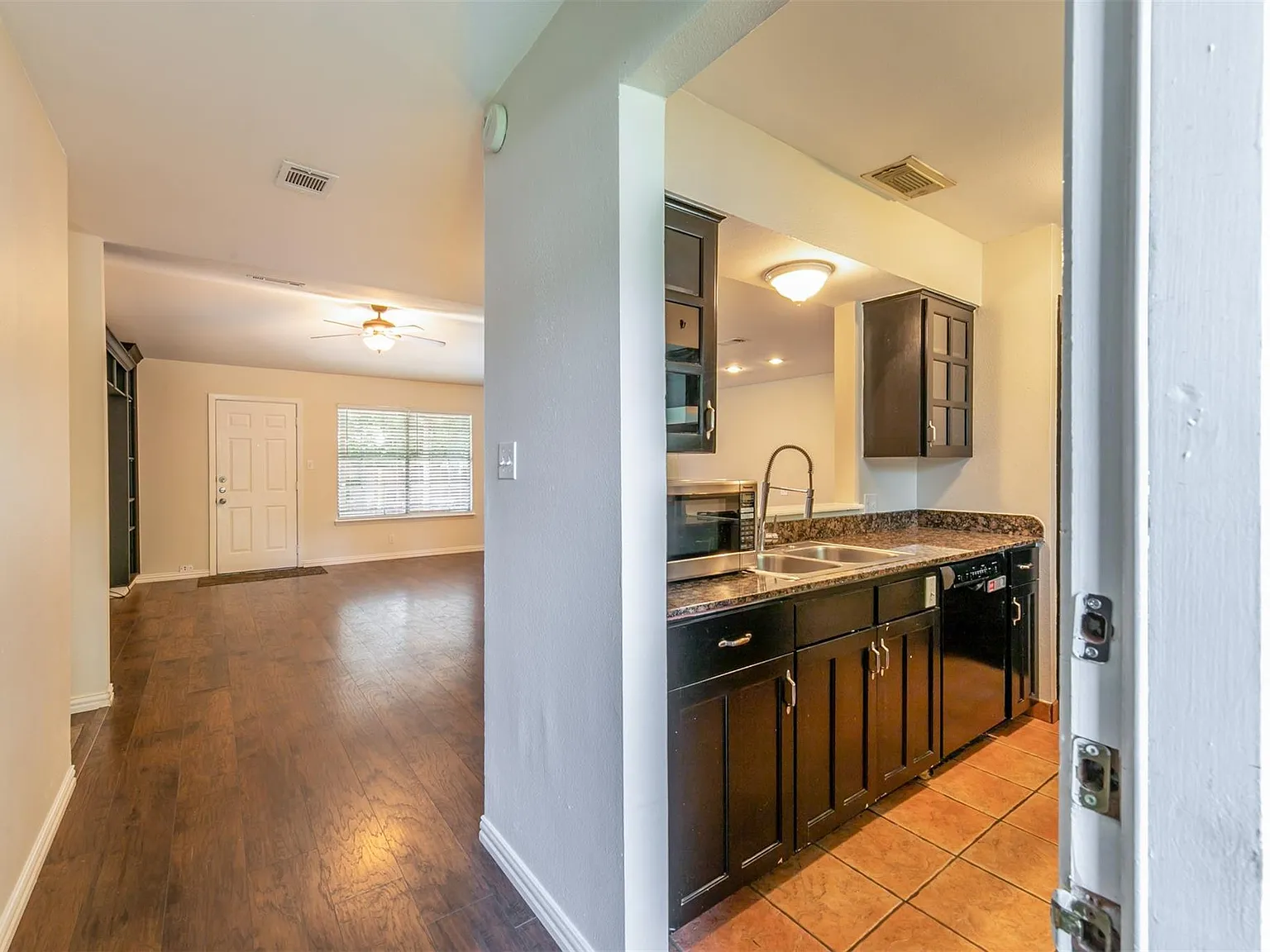 3 bed, 2.0 bath, 1316 sqft, $2,250 — Photo 3