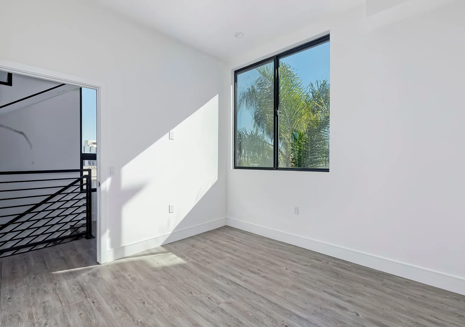 New Hollywood Townhomes — Photo 4