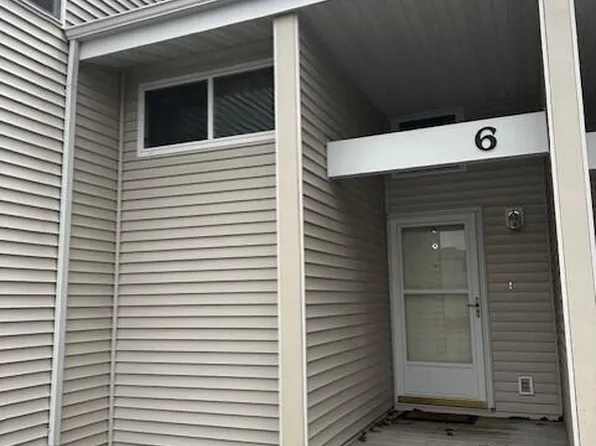 6 Coventry Ln, Muscatine, IA 52761