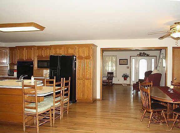 5th image of 713 W Dumont Ave