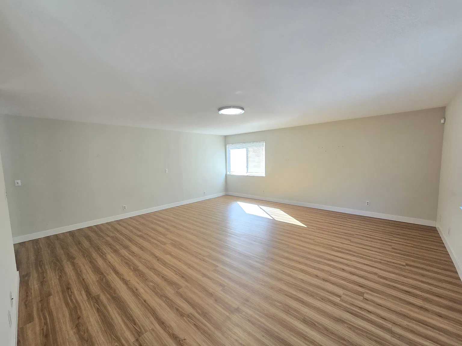 3 bed, 1340 sqft, $4,290 — Photo 4