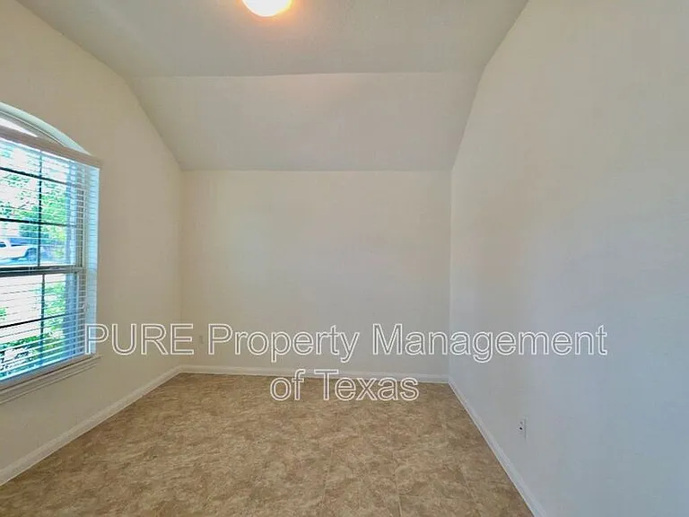 615 Linares Ln — Photo 23