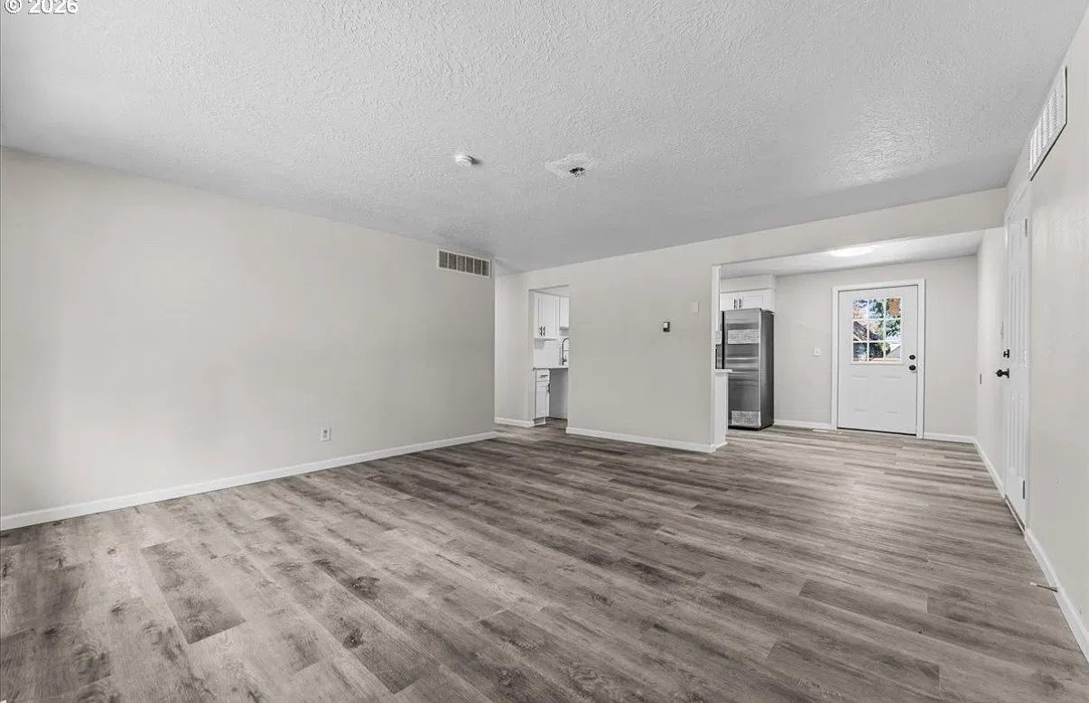 3 bed, 1079 sqft, $2,230 — Photo 2