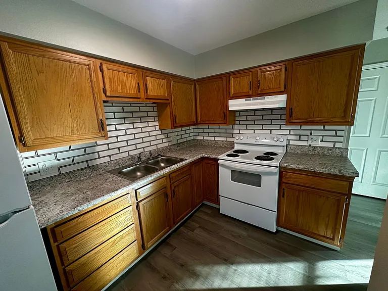 403 N Locust St — Photo 5