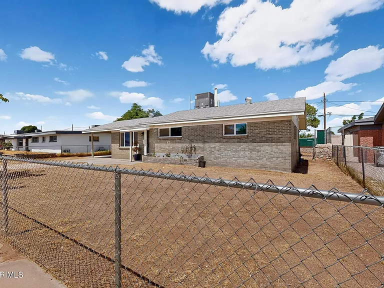 9545 Verbena Dr — Photo 2